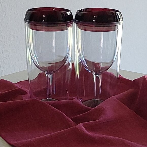 Pair of Vin02Go Insulated Plastic Wine Glasses with Snap Down Lids - Picture 1 of 8